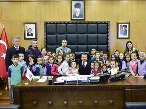 20 Kasım Dünya Çocuk Hakları Günü kapsamında Büyükşehir Belediyesi başkanımızı ziyaret ettik.